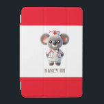 Niedliche Koala-Bärenkurse mit Red Stethoscope iPad Mini Hülle<br><div class="desc">Dieses Handy für Krankenschwestern verfügt über einen niedlichen Koala-Bären gekleidet als Krankenschwester mit einem roten Stethoskop auf einem weißen Hintergrund mit Ihrem Namen zu personalisieren. Ideal für Krankenschwestern oder Krankenpfleger. Bild generiert mit KI.</div>