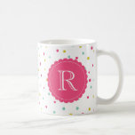 Niedliche Konfetti Dots Muster Monogramm Tasse<br><div class="desc">Farbenfrohe und moderne Monogramm-Tasse mit hellrosa,  blauen und dunkelgelben Polka-Punktmustern mit hellrosa Sakallop-Kantenanhänger. Diese personalisierte Tasse wird perfekt sein.</div>