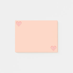 Niedliche Korallenrosa und weiße Herzen auf hellro Post-it Klebezettel