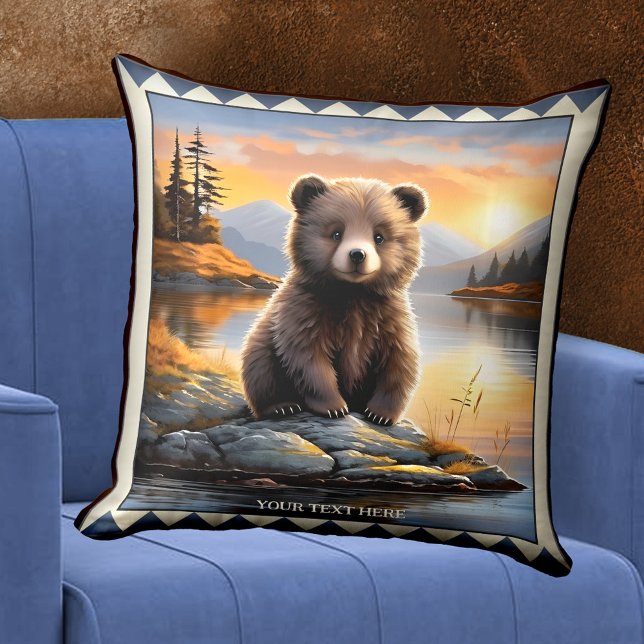 Niedliche Kuddylle Bear Cub Animal Art Kissen (Pillow featuring a painting of a a cute cuddle bear cub - family cabin in the mountains.)