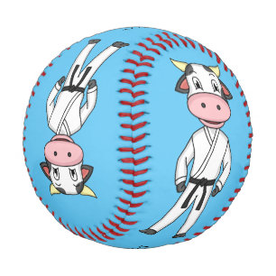 Niedliche Kuh in Kung Fu Anzug Cartoon Baseball