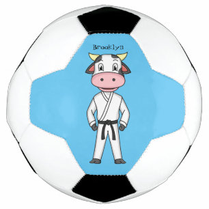 Niedliche Kuh in Kung Fu Anzug Cartoon Fußball