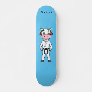 Niedliche Kuh in Kung Fu Anzug Cartoon Skateboard