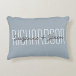Niedliche kundenspezifische Coupons Typografie Mod Dekokissen<br><div class="desc">Fügen Sie dem Typografie-Kissen Vor- und Nachnamen hinzu. Text wird in die blaue aktualisierte Farbpalette mit weißem Schriftart eingefügt. Die Hintergrundfarbe und die Schriftart können im Bereich des Designtools leicht geändert werden. E-Mail an beachpausedesigns.com wenn Sie Fragen zu diesem oder einem unserer Designs haben.</div>