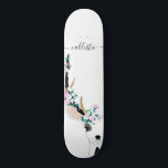 Niedliche Künstlerische Rosa Blumentierdarstellung Skateboard<br><div class="desc">Diese niedliche und künstlerische Darstellung ist eine schöne Darstellung eines der beliebtesten Tiere der Natur. Es zeigt ein handgezeichnet, schwarz umrissenes Hirsch mit rosa, aquamarin-grün und violetten Blumen und Blätter Arrangements rund um ihre Geweihe, die in Imitaten goldfarben und schwarz gefärbt sind. Es wird auf einem weißen Hintergrund platziert, kann...</div>