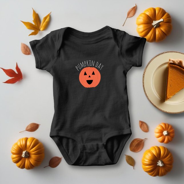 Niedliche Kürbislaterne des ersten Halloween Pumpk Baby Strampler (A cute little pumpkin body suit perfect for first Halloween)