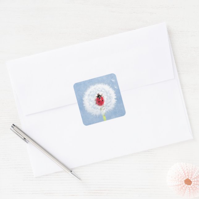 Niedliche Ladybug über die Kronleuchte Quadratischer Aufkleber (Umschlag)