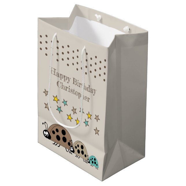 Niedliche Ladybugs geben Sternen braun Mittlere Geschenktüte (Vorderseite Schrägansicht)