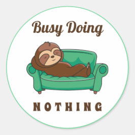 Niedliche Lazy Sloth beschäftigt und tut nichts Fu Runder Aufkleber