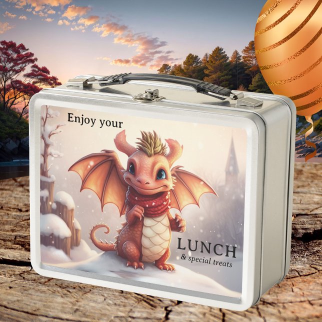Niedliche Leckereien für den Winterdrachen Metall Brotdose (Lunch box featuring an illustration of a cute dragon in a winter landscape.)