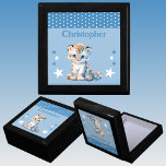 Niedliche Leoparden geben den Namen Blaue Sake Erinnerungskiste<br><div class="desc">Halten Sie die Geschenkboxen für Kinder. Personalisieren mit einem Namen. Mit einem niedlichen Leopard,  Polka Punkte und Sternen in den Farben Blau und Weiß.</div>