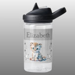 Niedliche Leoparden tragen den Namen mit Sternen K Trinkflasche<br><div class="desc">CamelBak Eddy® Wasserflasche für Kinder. Personalisieren mit einem Namen. Diese Wasserflasche hat einen niedlichen Leopard mit Sternen in den Farben grau und weiß.</div>