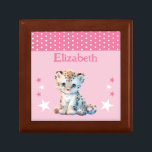 Niedliche Leoparden tragen den Namen Pink Keepake Erinnerungskiste<br><div class="desc">Halten Sie die Geschenkboxen für Kinder. Personalisieren mit einem Namen. Mit einem niedlichen Leopard,  Polka Punkte und Sternen in den Farben Rosa und Weiß.</div>