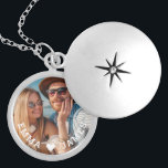 Niedliche Liebe Herz Foto Paare Personalisierte Na Medaillon<br><div class="desc">Niedliche Liebe Heart Foto Paare Personalisiert Names Necklace bietet Ihr Lieblings-Foto mit einem Liebe Herz und personalisiert mit Ihren Namen in modernen weißen Skripten. Personalisieren Sie diese, indem Sie den Text in dem dafür vorgesehenen Textfeld bearbeiten und ein eigenes Bild hinzufügen. Perfekte Geschenke für Paare, Freundinnen, Ehefrau, Liebste und mehr...</div>