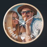Niedliche Liebe Herz Foto Paare Personalisierte Na Uhr<br><div class="desc">Niedliche Liebe Heart Foto Paare Personalisierte Names Uhren bietet Ihr Lieblings-Foto mit einem Liebe Herz und personalisiert mit Ihren Namen in modernen weißen Skripten. Personalisieren Sie diese, indem Sie den Text in dem dafür vorgesehenen Textfeld bearbeiten und ein eigenes Bild hinzufügen. Perfekte Geschenke für Paare, Freundinnen, Ehefrau, Liebhaber und mehr...</div>
