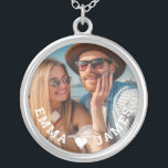 Niedliche Liebe Herz Foto Paare Personalisierte Na Versilberte Kette<br><div class="desc">Niedliche Liebe Heart Foto Paare Personalisiert Names Necklace bietet Ihr Lieblings-Foto mit einem Liebe Herz und personalisiert mit Ihren Namen in modernen weißen Skripten. Personalisieren Sie diese, indem Sie den Text in dem dafür vorgesehenen Textfeld bearbeiten und ein eigenes Bild hinzufügen. Perfekte Geschenke für Paare, Freundinnen, Ehefrau, Liebste und mehr...</div>