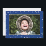 Niedliche Liebe & Light Hanukkah Holiday Foto Card Feiertagskarte<br><div class="desc">Die stilvolle und niedliche Hanukkah Holiday Foto Card ist perfekt für alle Ihre Freunde und Familie in dieser Feriensaison. Passen Sie den Text mit Ihrem Familiennamen und dem Jahr an und tauschen Sie das Bild gegen ein Foto Ihrer Kinder,  Haustiere oder der ganzen Familie aus.</div>