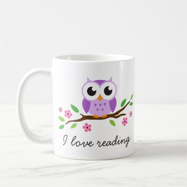 Niedliche lila Eule auf dem BlumenLiebeablesen der Kaffeetasse (Links)