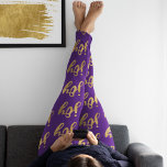 Niedliche Lila Goldfreude Weihnachten Leggings<br><div class="desc">Freuen Sie sich auf diese niedlichen lila und goldenen Weihnachtswunder-Leggings mit dem Begriff "Freude" in Imitaten Goldfolie in Schriftzypografie auf lila Hintergrund. Ideal zum Trainieren im Fitnessraum,  Yoga,  als Trainingshose,  zum Laufen oder als Loungewear rund um das Haus. Tolle Modeaussage!</div>