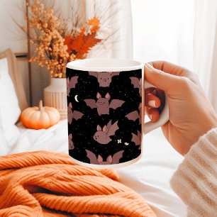 Niedliche Lila Halloween-Fledermäuse im nächtliche Kaffeetasse