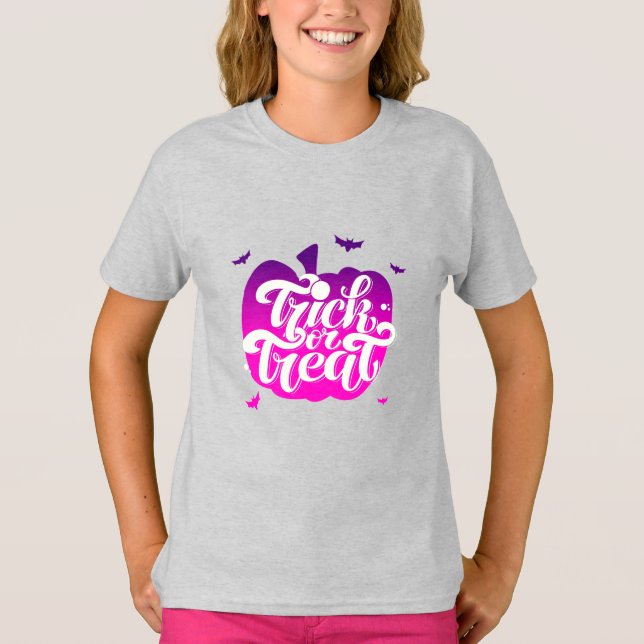 Niedliche lila Pumpkin-Halloween-Typografie T-Shirt (Vorderseite)