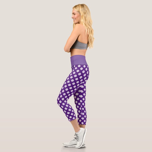 Niedliche lila Tennisball-Drucksportarten mit hohe Capri Leggings (Links)