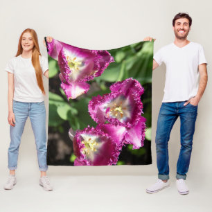 Niedliche lila Tulpen im Garten Fleecedecke