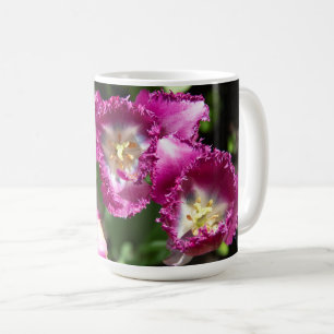 Niedliche lila Tulpen im Garten Kaffeetasse