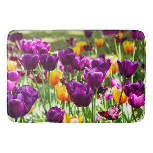 Niedliche lila und gelbe Tulpen Badematte