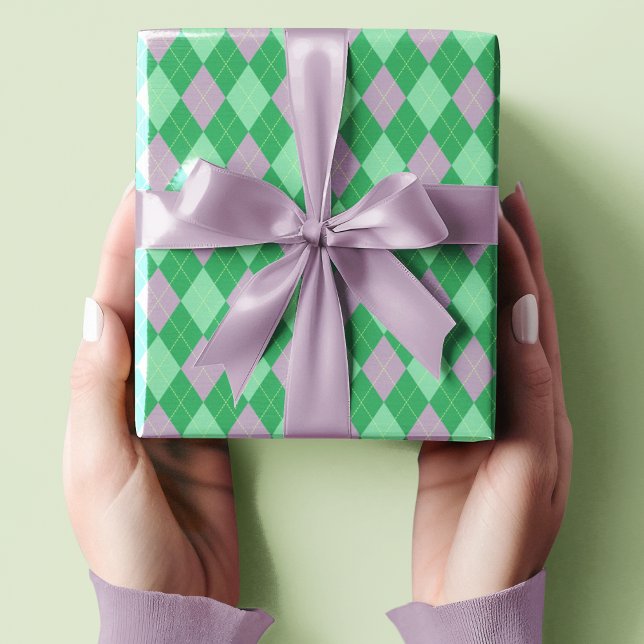 Niedliche Lila und grüne Raute Muster Kinder Geschenkpapier (Cute Small Scaled Purple and Green Argyle Pattern with Lime Green Dotted Lines for St. Patrick's Day)