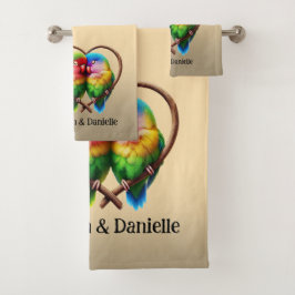 Niedliche Lovebirds Kuddeln in einem herzförmigen  Badhandtuch Set