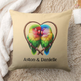 Niedliche Lovebirds Kuddeln in einem herzförmigen  Kissen