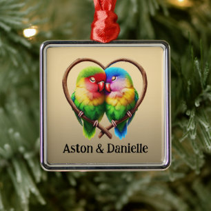 Niedliche Lovebirds Kuddeln in einem herzförmigen  Ornament Aus Metall