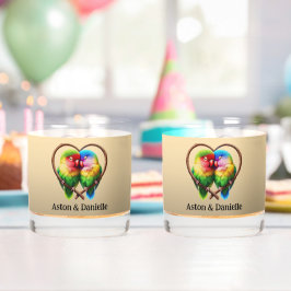 Niedliche Lovebirds Kuddeln in einem herzförmigen  Whiskyglas