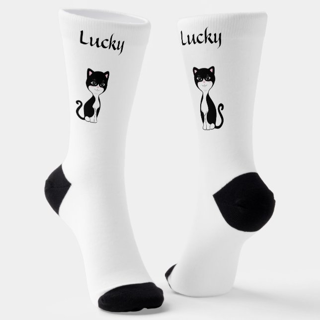 Niedliche Lucky Tuxedo Katze auf weißen Socken (Gewinkelt)