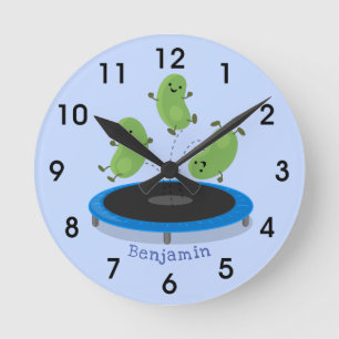 Niedliche, lustige grüne Bohnen auf Trampolin-Cart Runde Wanduhr