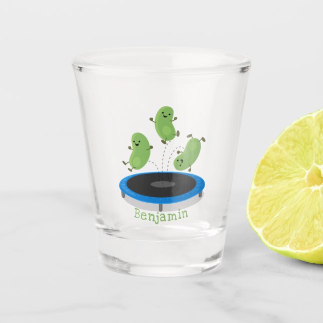 Niedliche, lustige grüne Bohnen auf Trampolin-Cart Schnapsglas (Vorderseite)