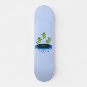 Niedliche, lustige grüne Bohnen auf Trampolin-Cart Skateboard