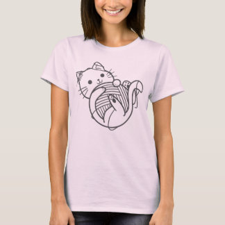 Niedliche, lustige Katze, die Garne spielt T-Shirt