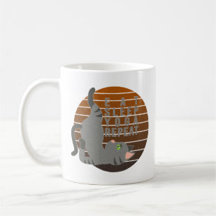 Niedliche lustige Katze, die Yoga macht. lustiges Kaffeetasse