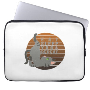 Niedliche lustige Katze, die Yoga macht. lustiges  Laptopschutzhülle