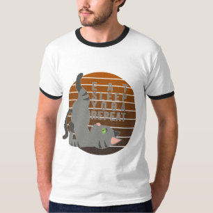 Niedliche lustige Katze, die Yoga macht. lustiges T-Shirt