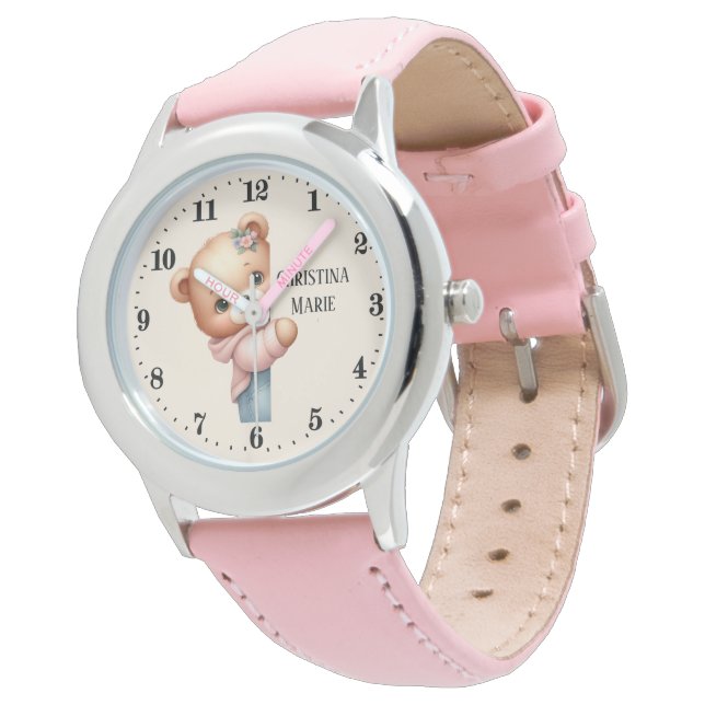 Niedliche Mädchen, die Pechbärchen tragen, tragen  Armbanduhr (Schrägansicht)