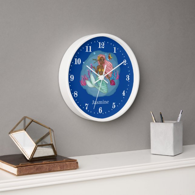 niedliche Mädchenfantasiefrau gibt den Namen Large Uhr (Büro)