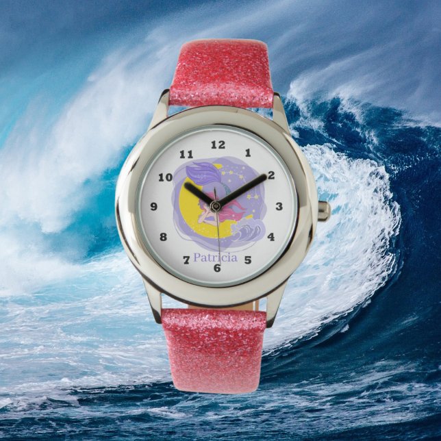 niedliche Mädchenfreunde tragen ihren Namen Armbanduhr (Von Creator hochgeladen)