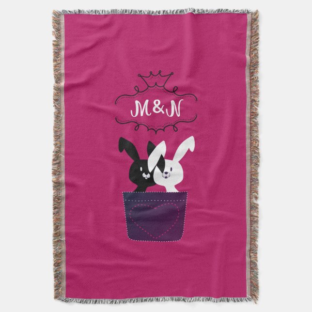 Niedliche Magenta mit Schwarz-Weiß-Bunnies-Cartoon Decke (Vorderseite Vertikal)