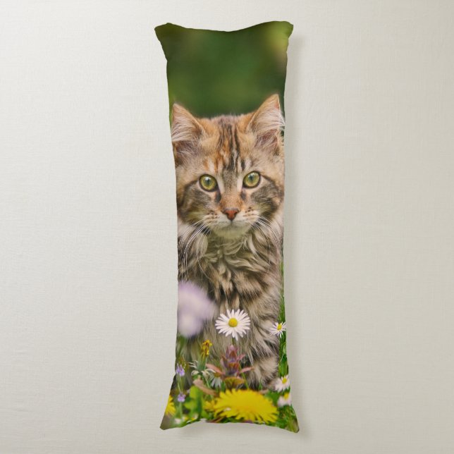Niedliche Maine Coon Kitten Cat in Blume Schatten  Seitenschläferkissen (Vorderseite Vertikal)