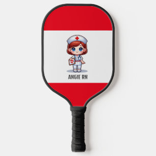 Niedliche Manga-Krankenschwester mit Red Hair Blue Pickleball Schläger