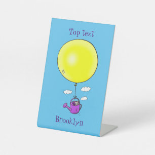 Niedliche Maus in der Gießkanne mit Ballon Cartoon Sockelschild