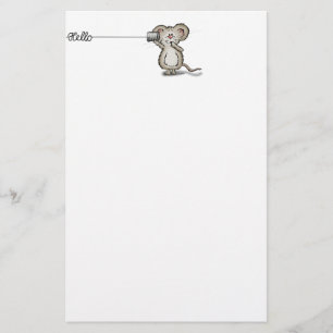 Niedliche Maus mit einem Dosentelefon durch Briefpapier